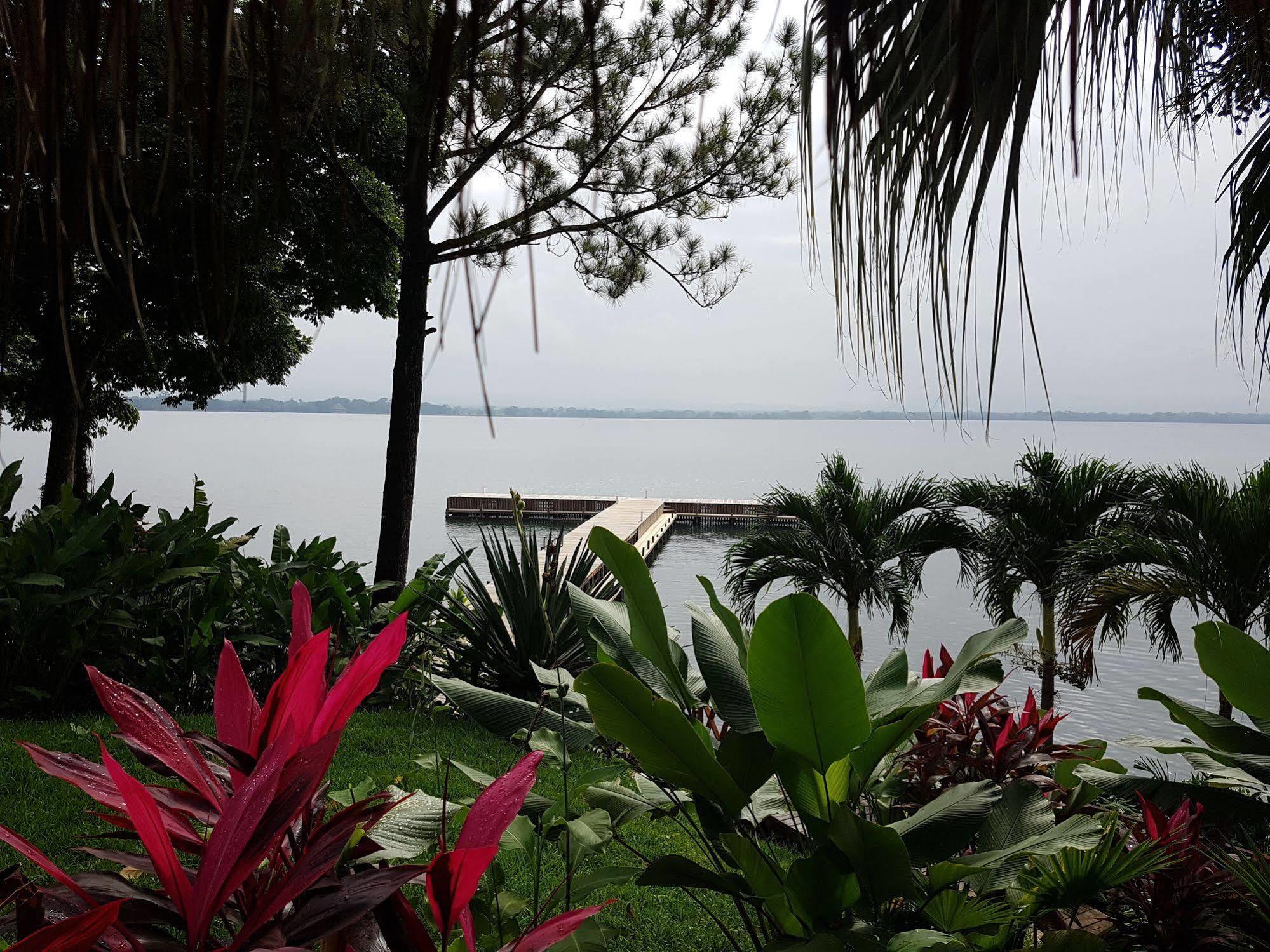 Banana Palms Hotel Rio Dulce Town Kültér fotó